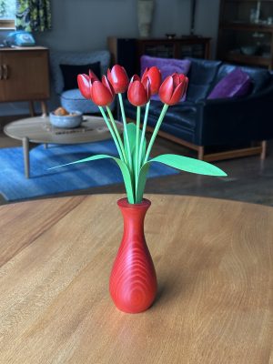 Red tulips with 'Club classic' vase